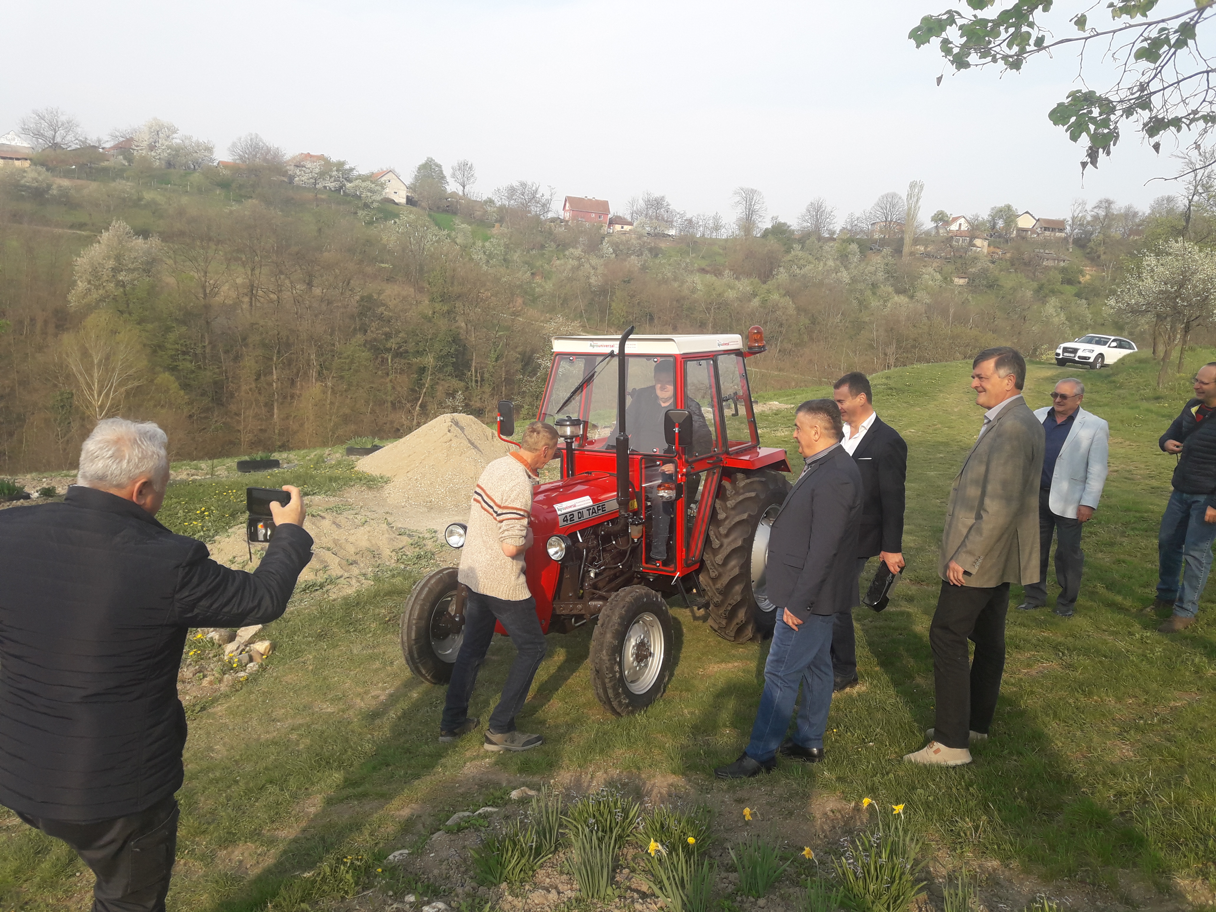 Сузе радоснице сиромашног надничара и јунака са Кошара: Зоран Перовић од јутрос има свој трактор