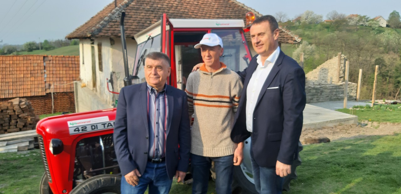 Дародавци новог трактора, Миленко Костић и Милан Пршић/Фото: РИНА