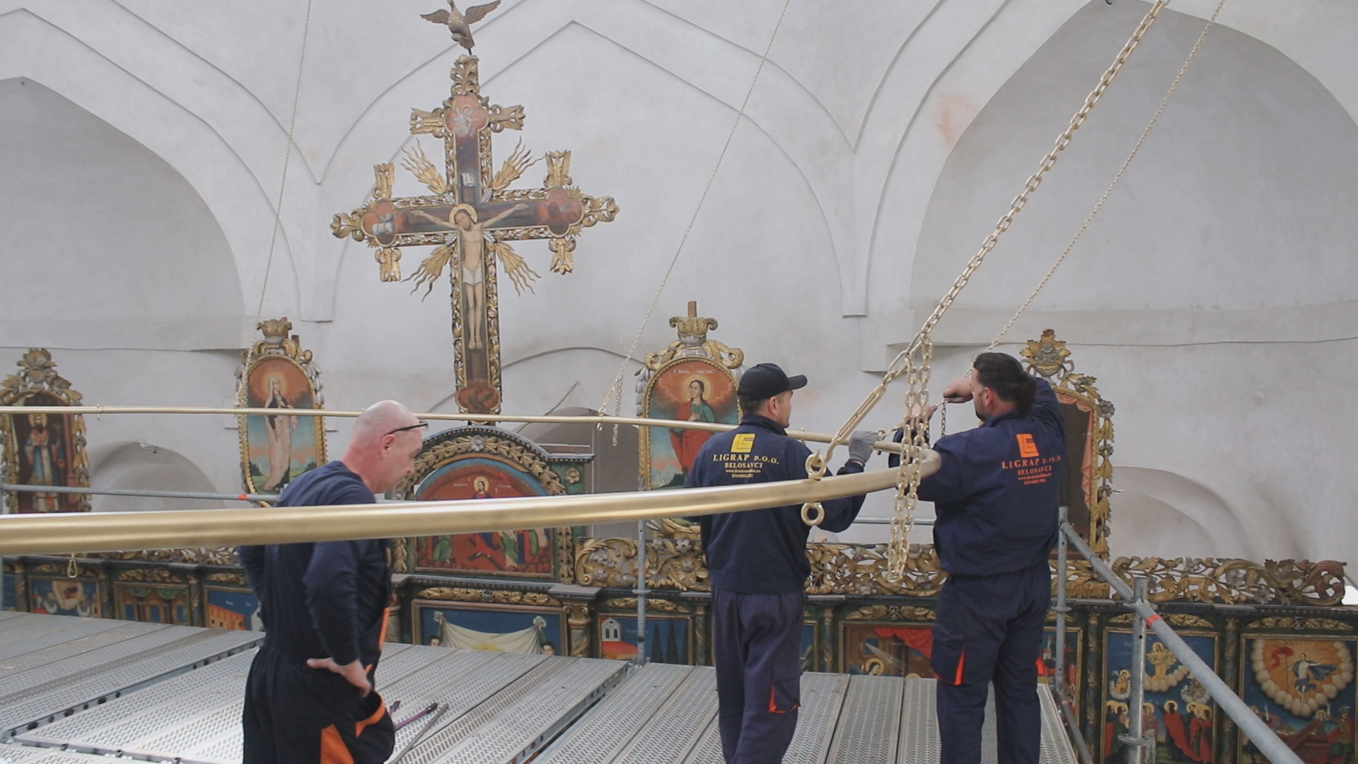 Чачански Храм заблистаће пуним сјајем, постављају се хороси и полијелеји