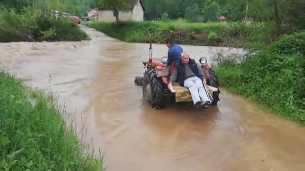 Излила се Драгобиљска река, село Гукош одсечено од света