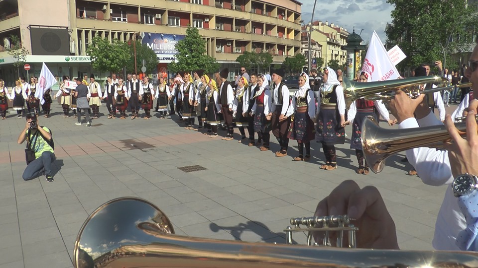 Mоравац и ужичко коло у центру Чачка: Преко 300 чланова КУД “Абрашевић” одиграло највеће српско коло