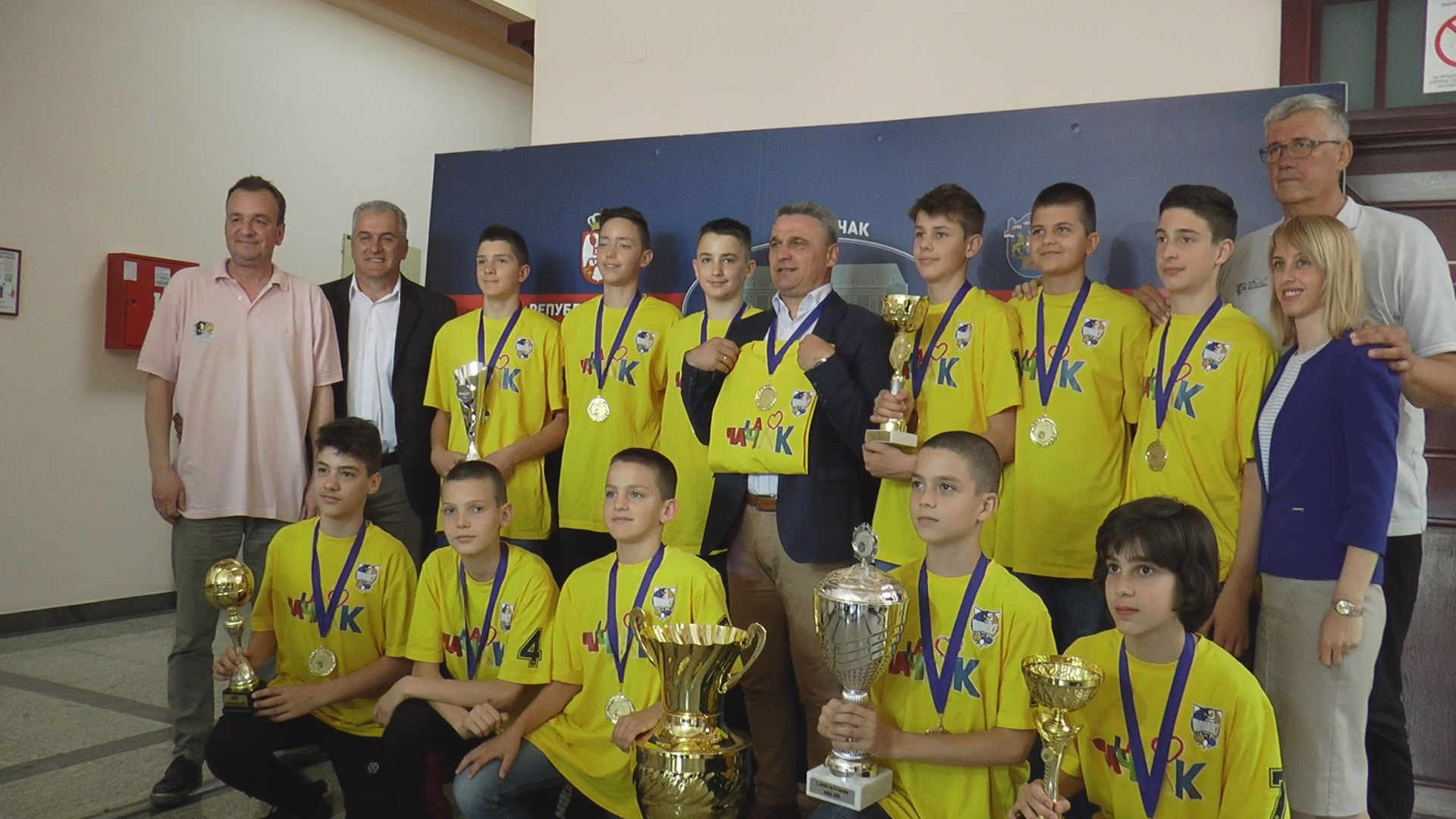 Златни кошаркаши на пријему код градоначелника Чачка након велике победе у Сежани, фото: РИНА