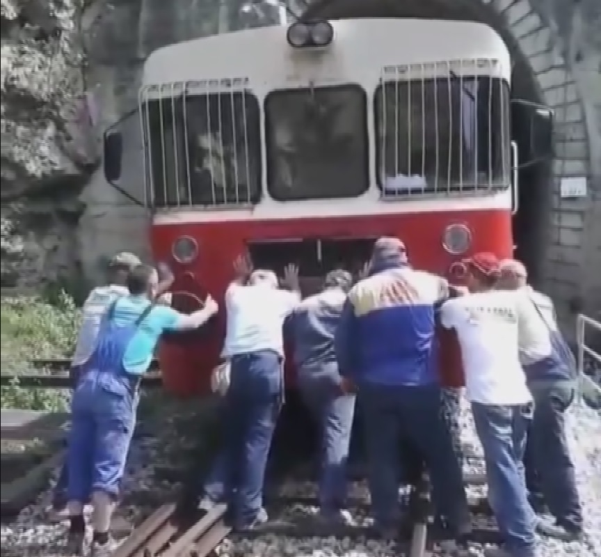 Железничари гурали воз да упали