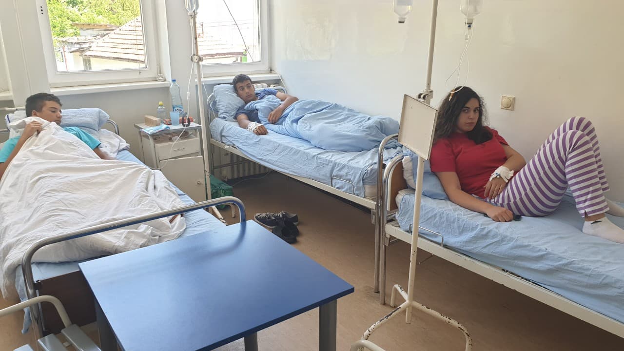 Тровање брзом храном: 23 средњошколца задржана у болници