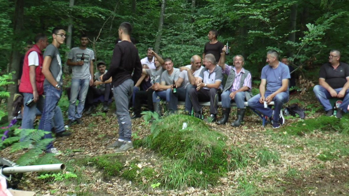 Омиљено место окупљања на Св. Тројице, фото: РИНА