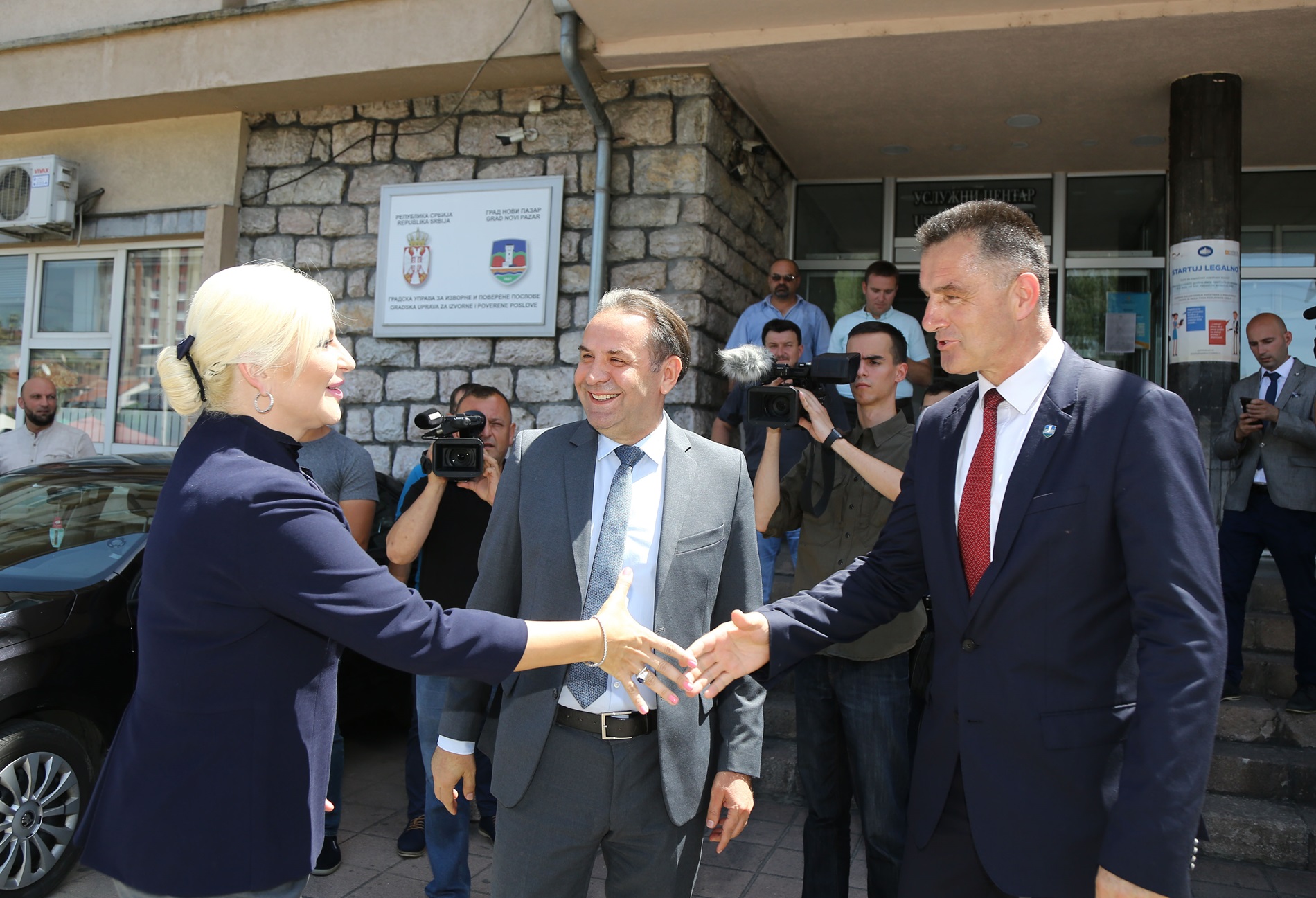 Потпредседница Владе Србије и министарка грађевинарства, саобраћаја и инфраструктуре Зорана Михајловић са Расимом Љајићем, потпредседником Владе и министром трговине, туризма и телекомуникација, фото: мгси.рс