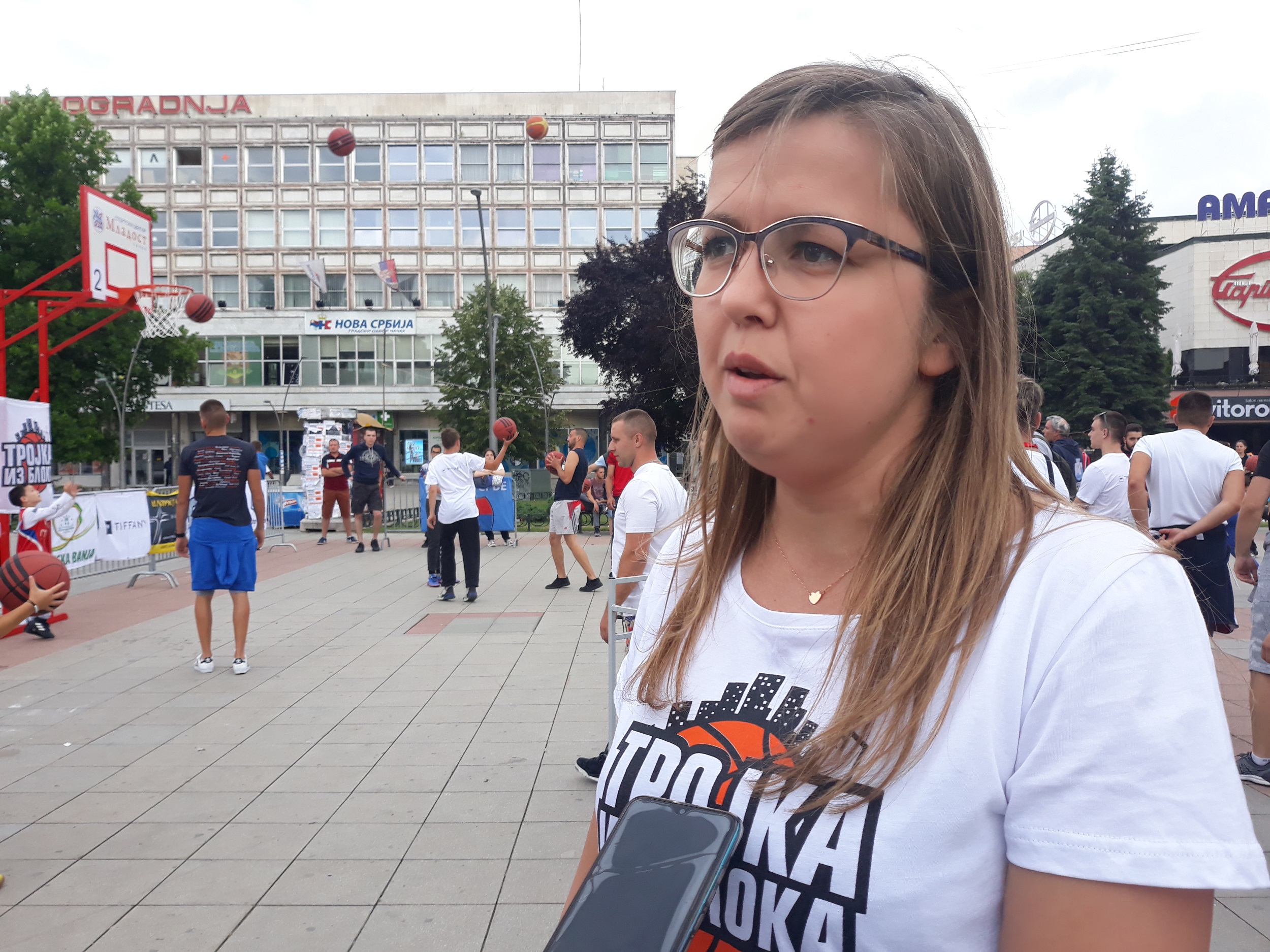 Тројка из блока: Нема препреке - на кош шутирали такмичари од 7 до 77 година