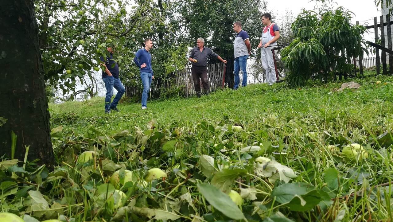 У пожешком селу Лопаш нема куће у којој није оштећен кров, проглашена ванредна ситуација