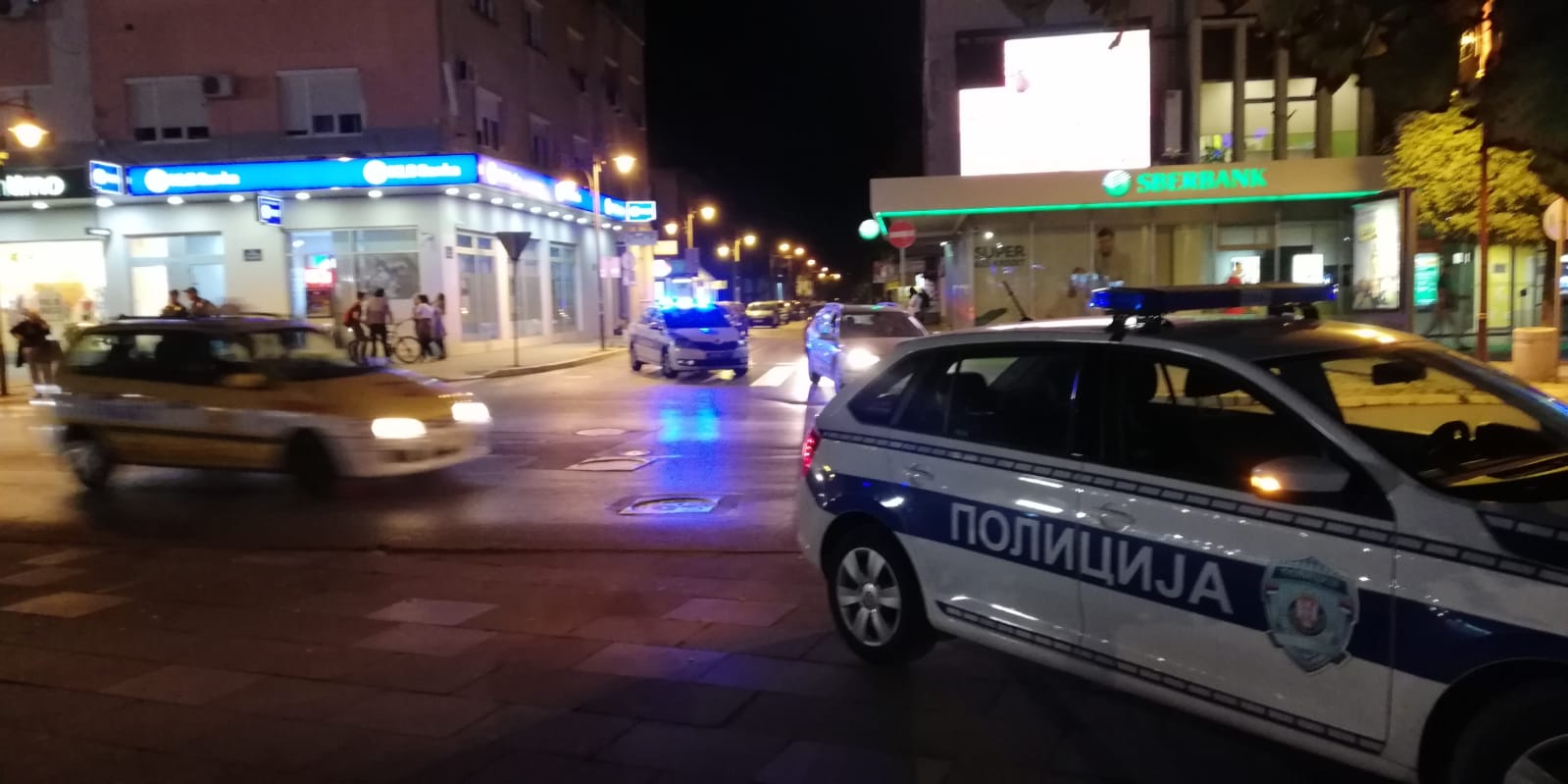 Туча у центру града, један младић убоден ножем, блокиране главне градске улице