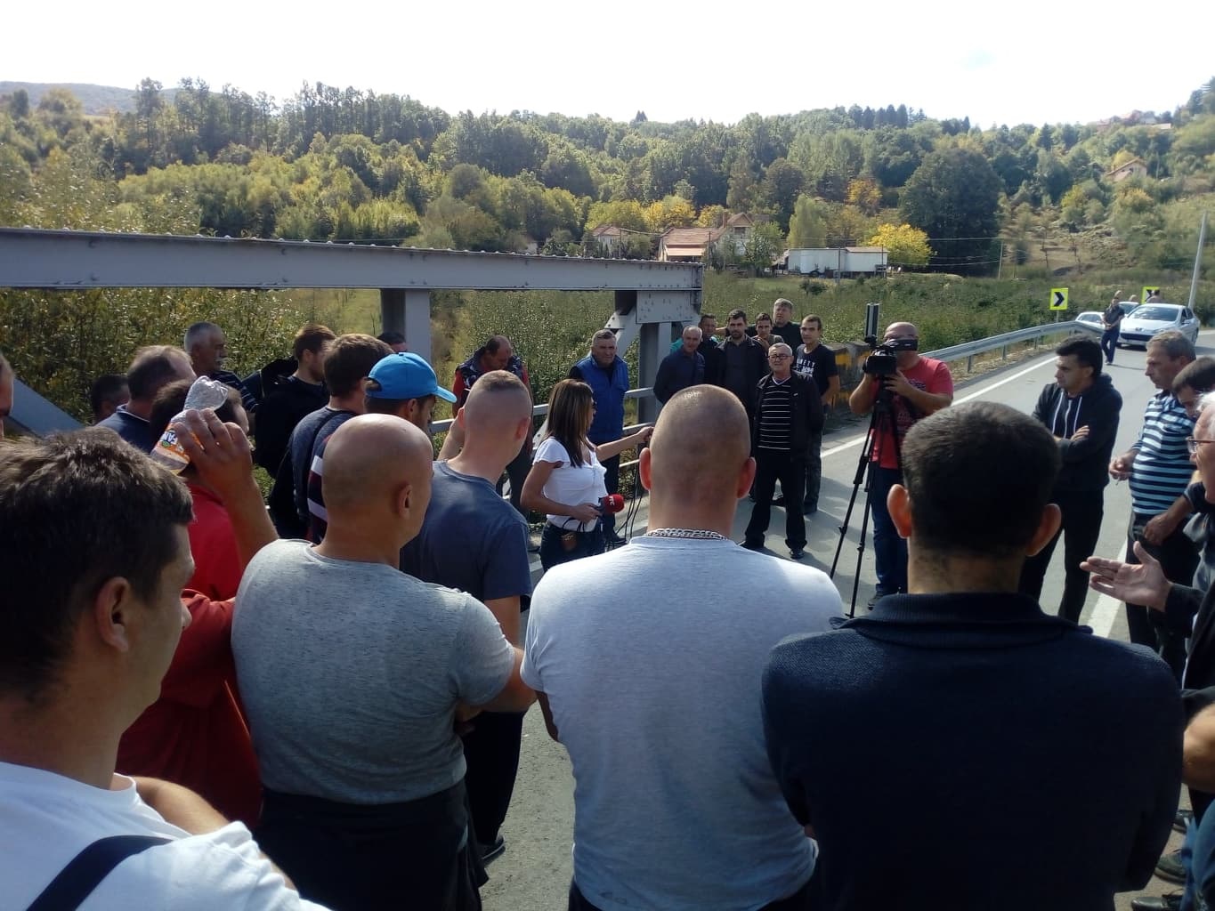 Мештани зауставили саобраћај на путу Рудник – Топола: Све нам паре одоше за казне