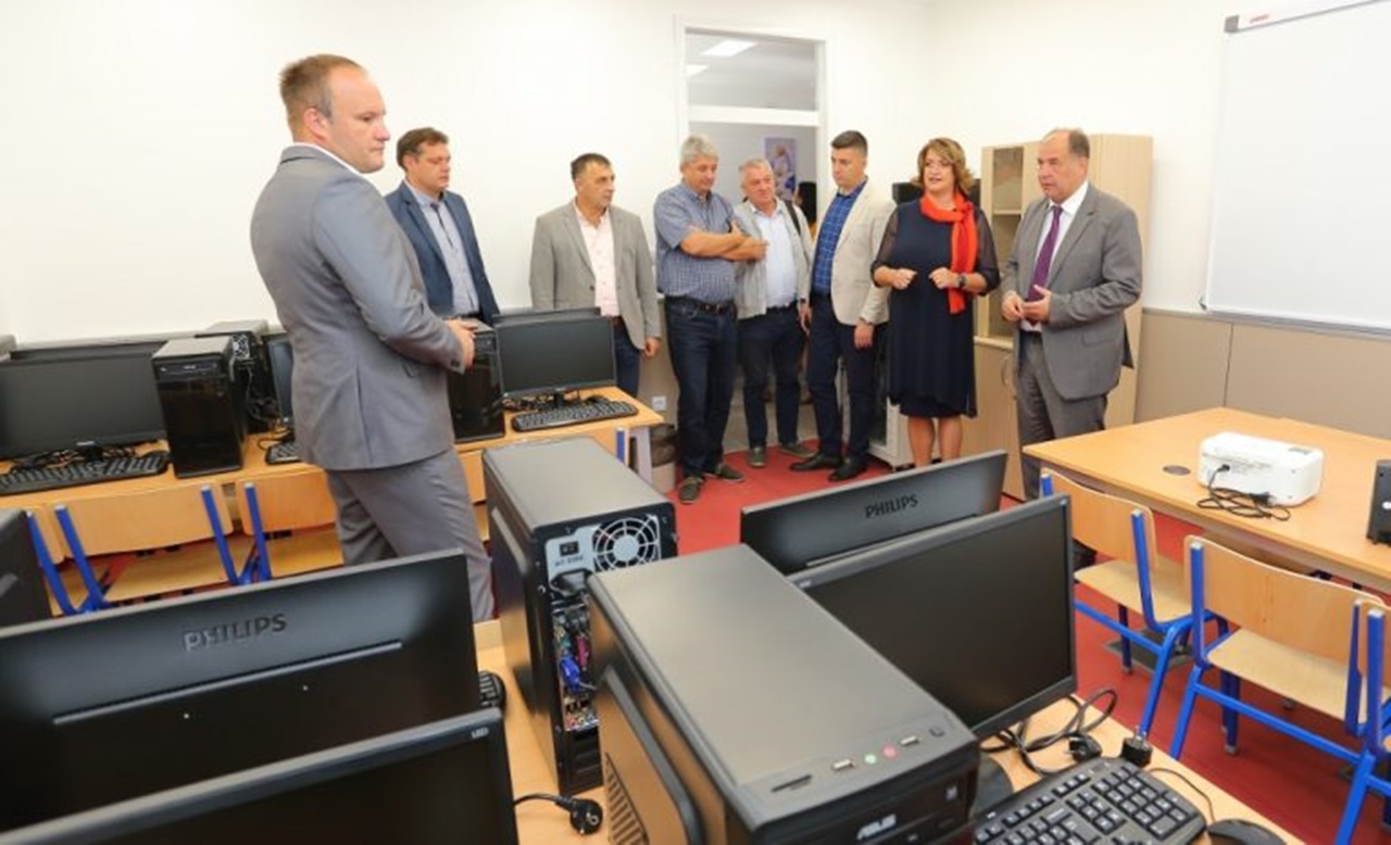 Почела настава у комплетно обновљеној школи у Турици