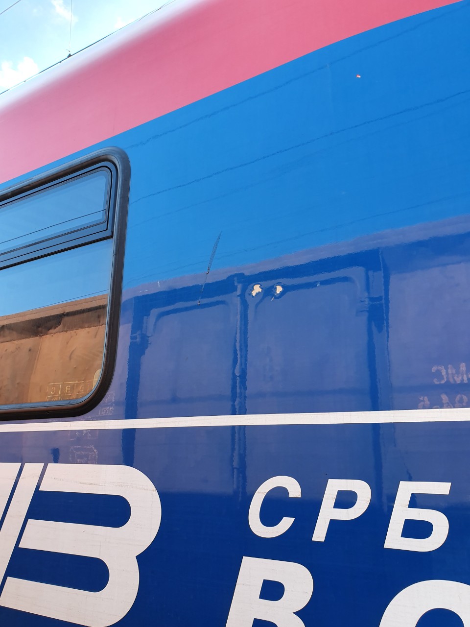 Вандали каменовали воз на излазу из железничке станице Чачак (ФОТО)