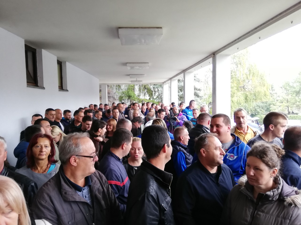 Радници „МБ - Наменске” Лучани опколили суд у Ивањици, траже ослобођање Миловановића од одговорности