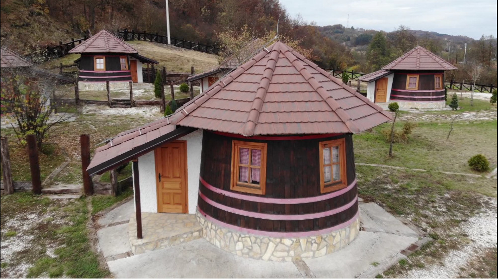 На Сувобору парови ноћи проводе у дрвеној каци: Заноћи двоје, а оде - троје (ФОТО)