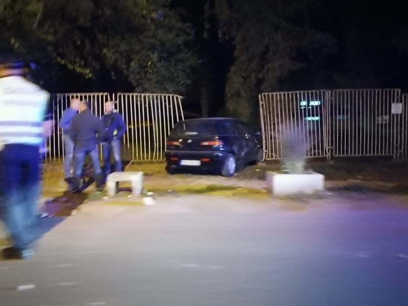 Ауто слетело са пута, пробијена ограда на касарни 