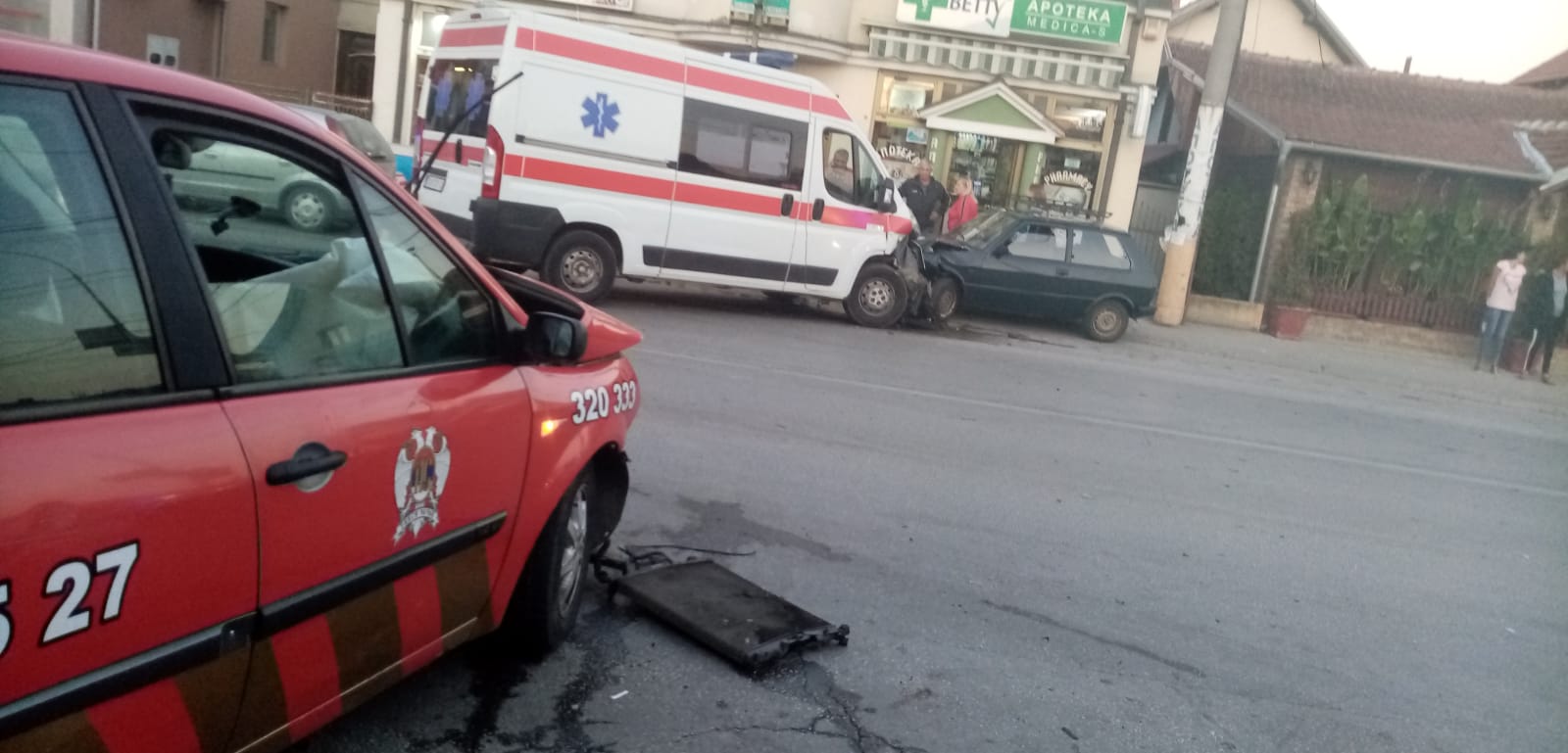Санитет ударио такси возило у Чачку: Две особе повређене (ФОТО)