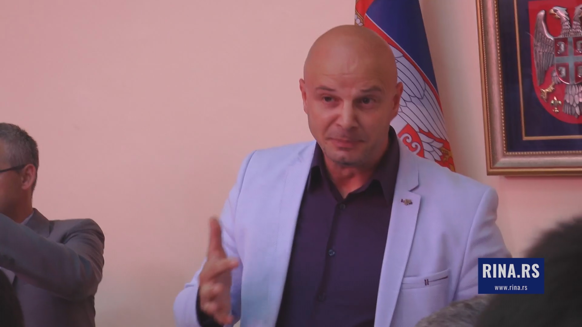 Одборнику Двери у Чачку четири месеца затвора условно:Папирима повредио председника скупштине(ВИДЕО)