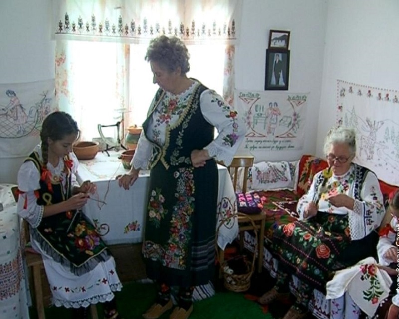 У осмој децинији увлачи конац у иглу: Мара везе, хекла и ткаље од Канаде до Аустралије