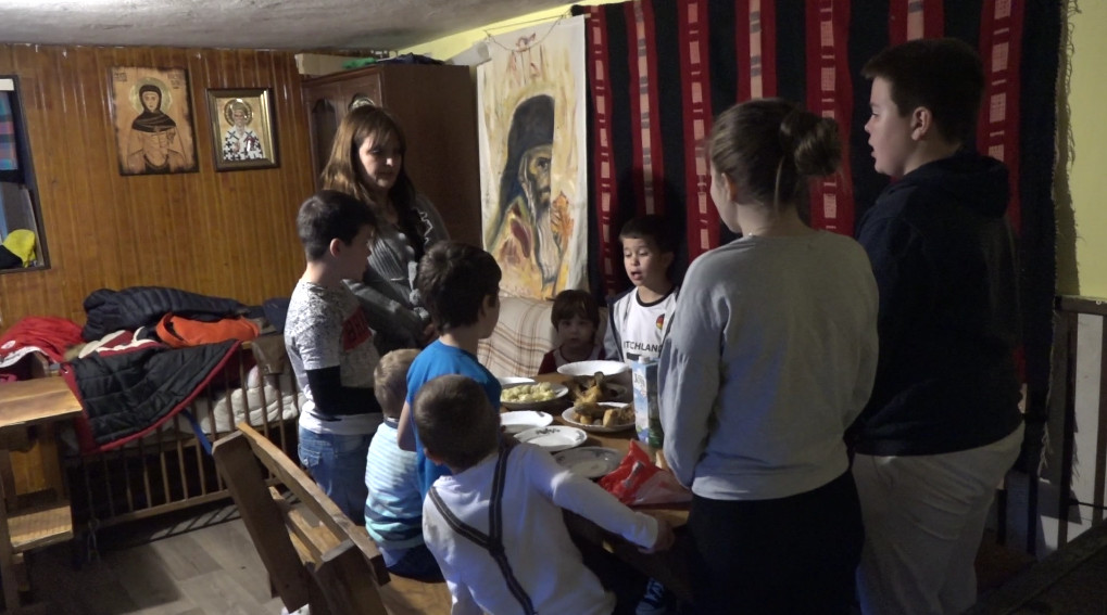 Велика шерпа и три машине веша дневно: Овако Маја сама одгаја једанаесторо деце након Радишине смрти