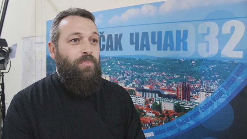 Ово је свештеник великог срца: Паметне телефоне – паметно је искористио (ФОТО)(ВИДЕО)