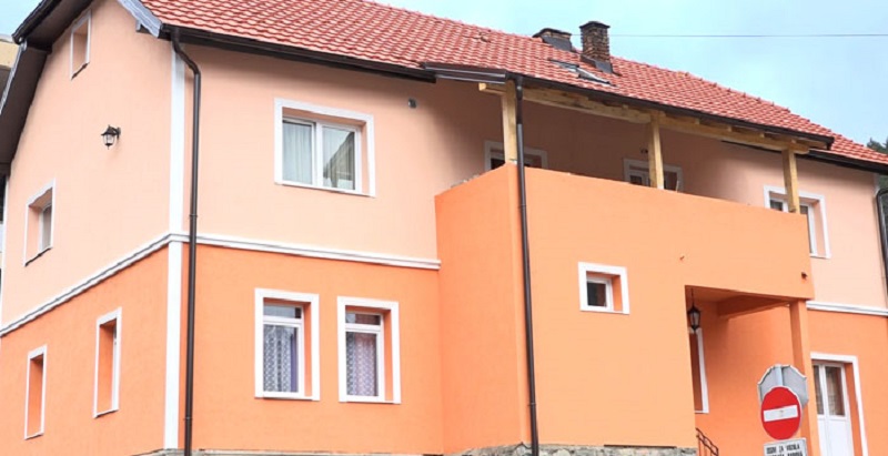 Ново рухо старих зграда: Заблистале фасаде у Прибоју 