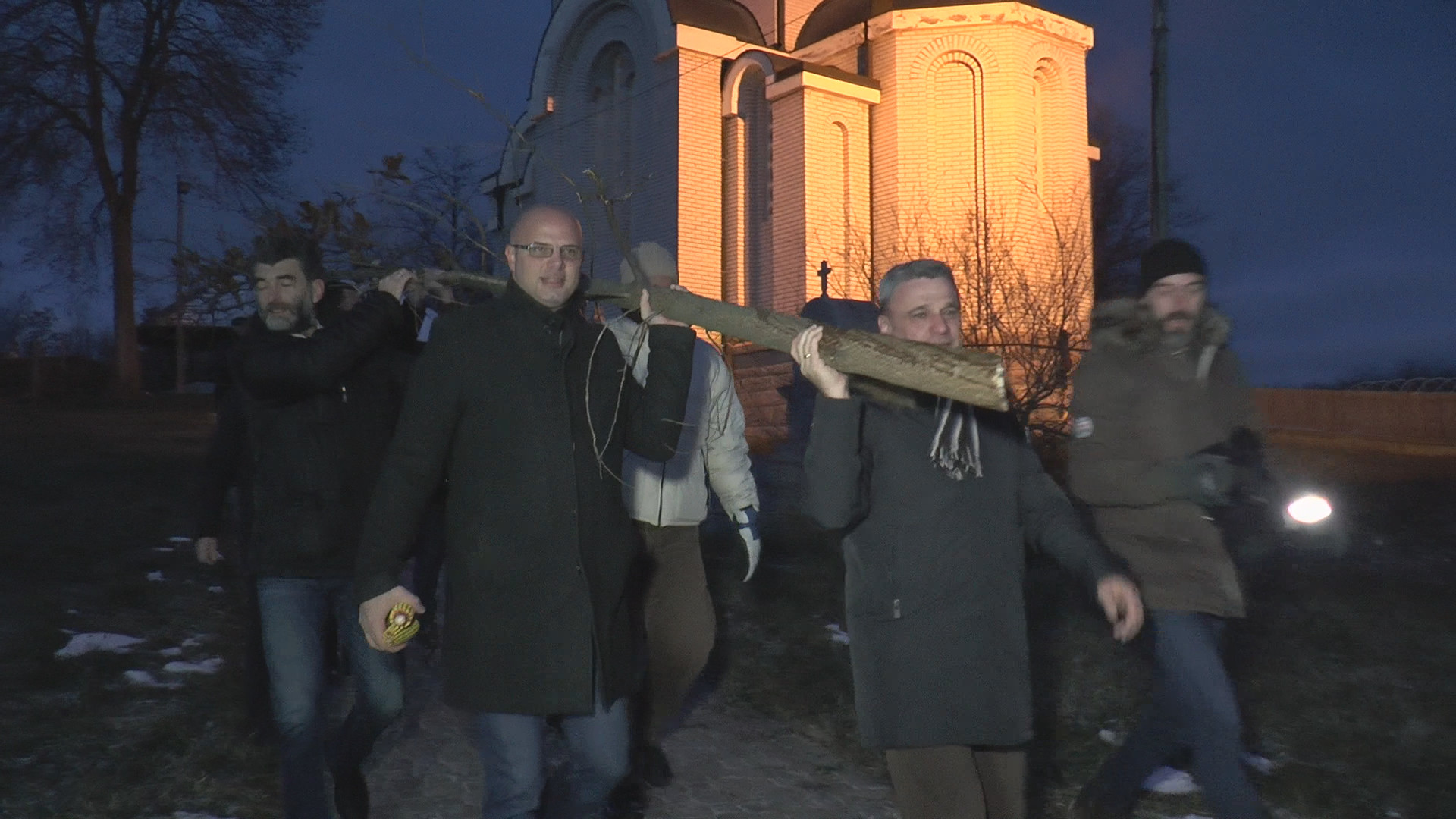 Традиција и српски обичаји пре свега: Градско руководство Чачка посекло бадњак у Доњој Трепчи 
