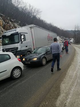 Попречио се шлепер на Боровој глави: Километарске колоне на магистралном путу (ФОТО) 