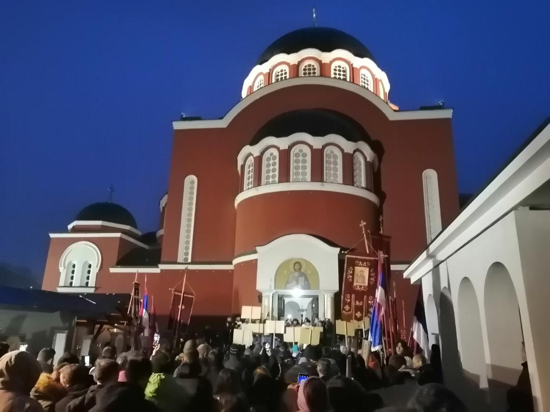 Преко две хиљаде Краљевчана на молебану подршке српској цркви у Црној Гори (ФОТО) 