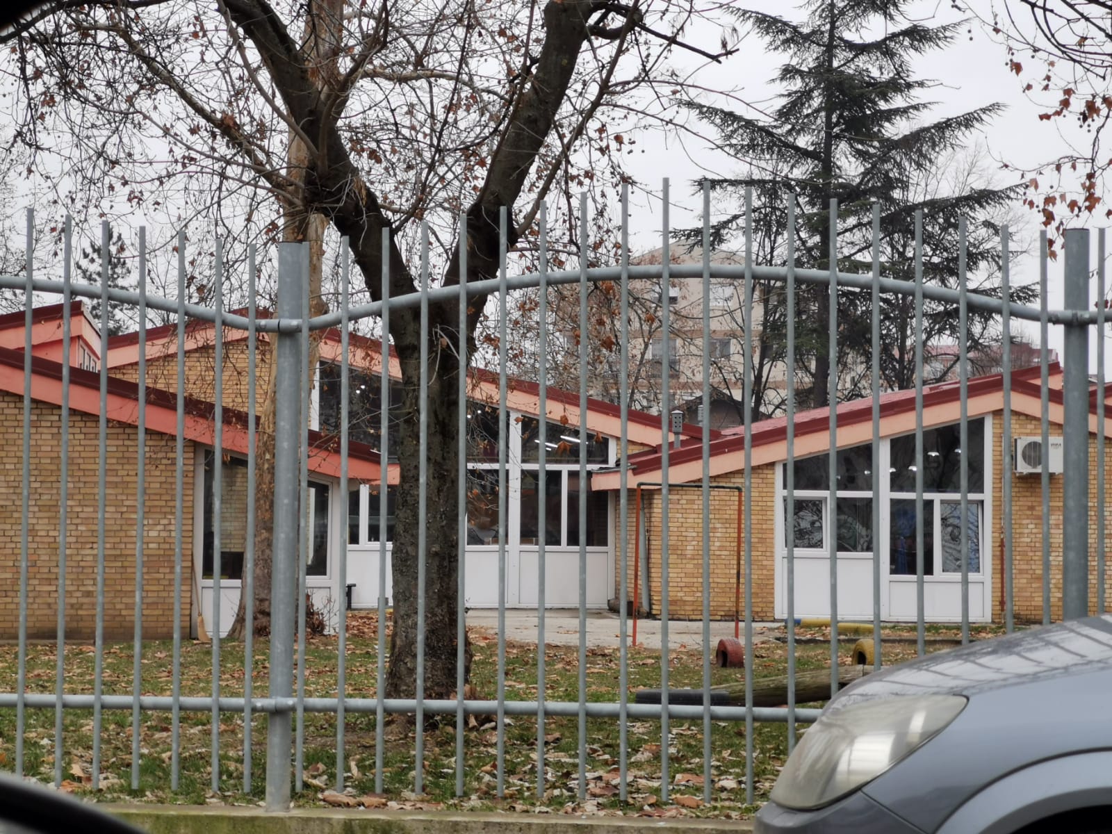Беживотно тело младића пронађено у дворишту вртића 