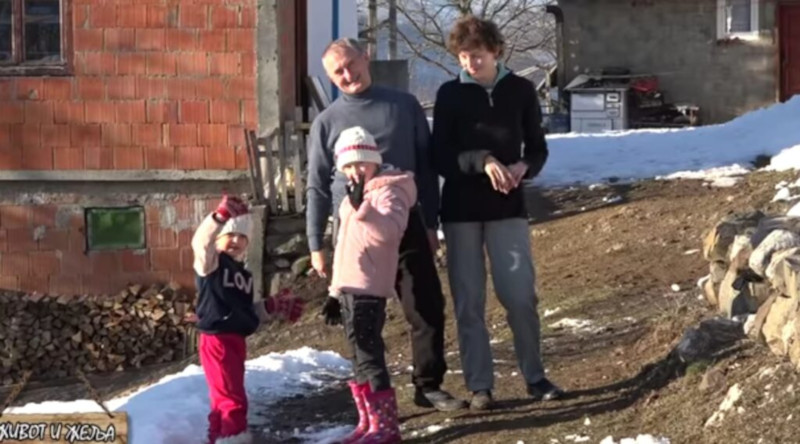 Деца хероји: Милица и Марица пешаче до школе четири сата а немаштина и болест стисле са свих страна