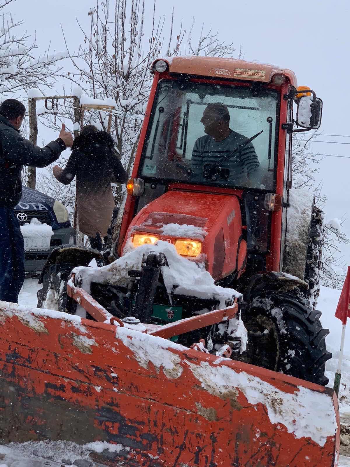Због снега не могу да  сахране покојнике: Јован трактором чистио пут до сеоског гробља (ВИДЕО)