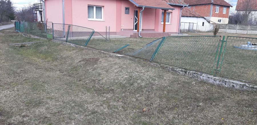 Адамовићима пет пута уништена ограда: Бахати возачи ноћу улећу у двориште 