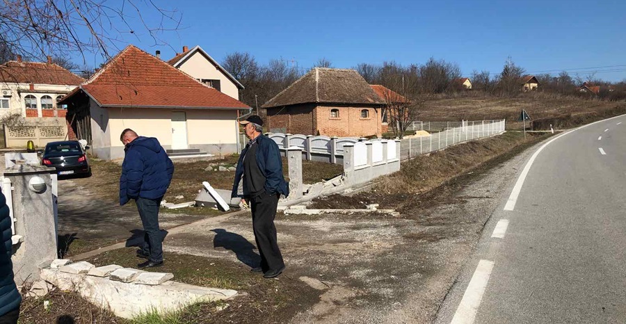 Бахати возачи харају селима у Тополи: За недељу дана седам возача се закуцало у Пајину ограду 