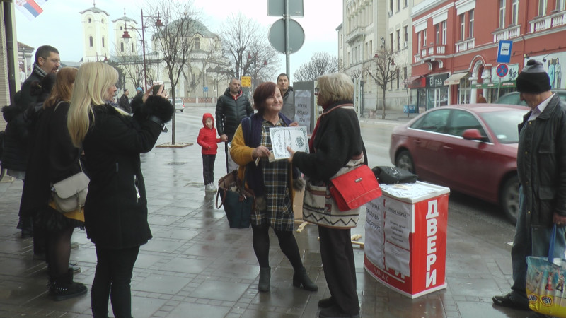 Преформанс СзС испред Градске управе "Купујем продајем дипломе"/ Фото: РИНА