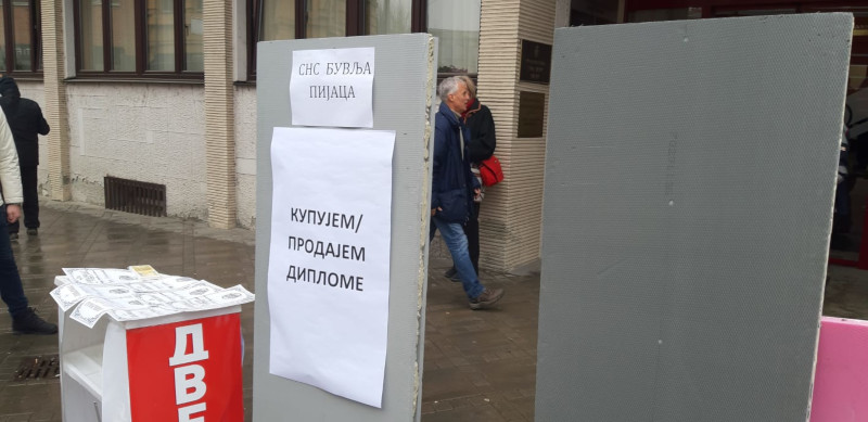 Преформанс СзС испред Градске управе "Купујем продајем дипломе"/ Фото: РИНА