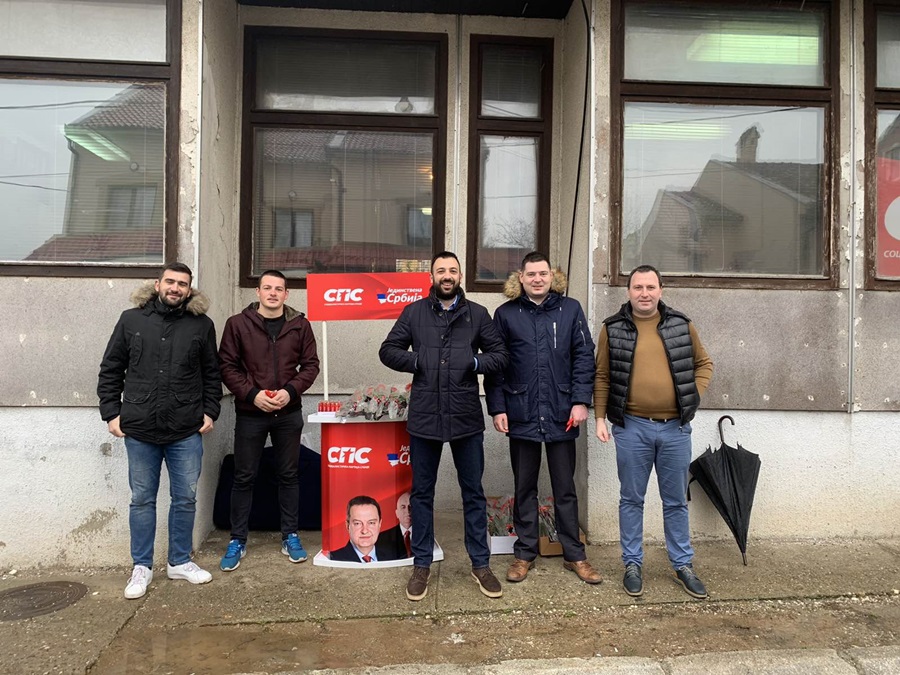 Социјалисти у Тополи свакој пролазници даривали каранфил 