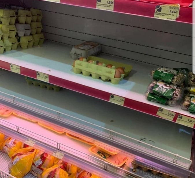 Празни рафови у Црној Гори: Грађани у страху панично купују намирнице(ФОТО)