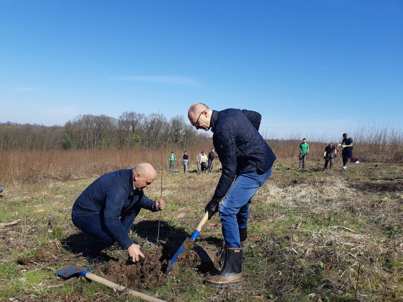 Твој живот су твоја дела: Уз прве саднице багрема започела велика акција пошумљавања у Србији (ФОТО)