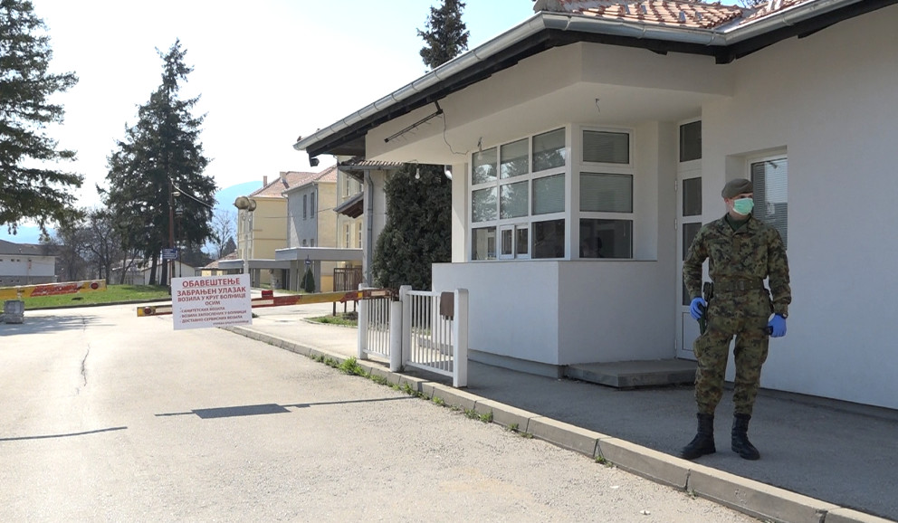 Војска на улазу у горњомилановачку болницу: Подсећају грађане на дисциплину