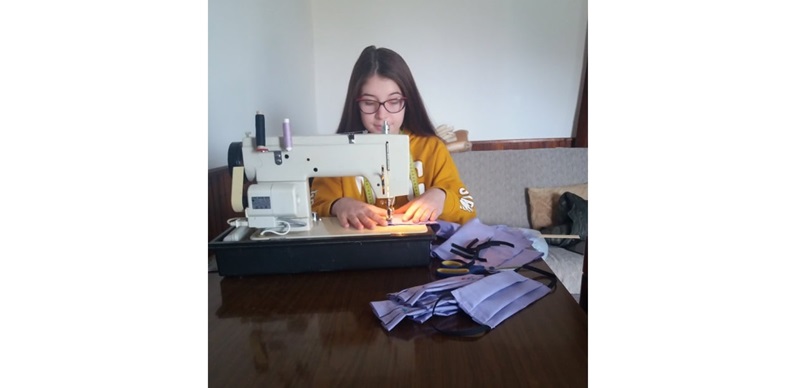 За малу Миилицу нема досаде у изолацији: Вешто барата машином за шивење и прави маске