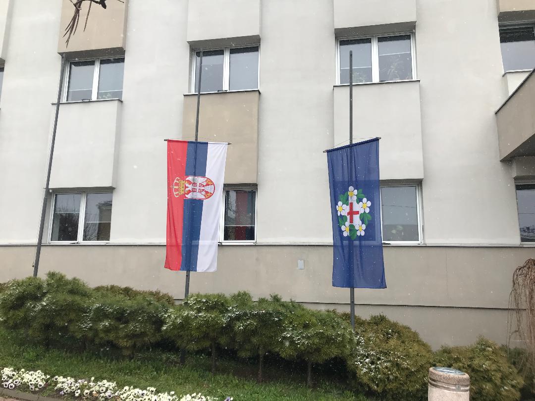 У Горњем Милановцу заставе на пола копља