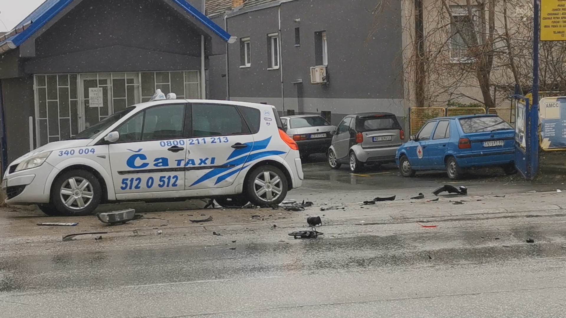 Ланчани судар у центру Чачка: Возач BMW–a налетео на два такси возила (ФОТО)(ВИДЕО)