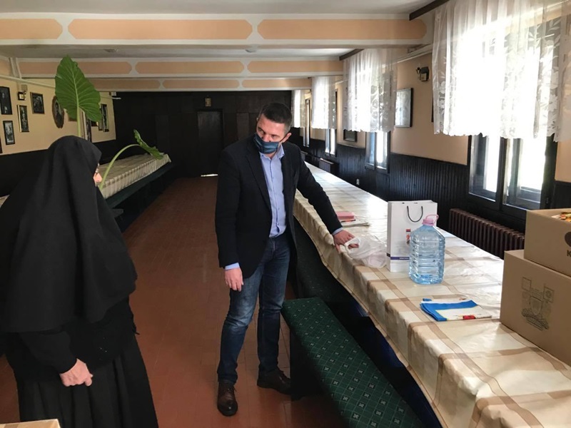 Стигле намирнице и заштитне  маске за монахиње: Ковачевић посетио манастир Враћевшница