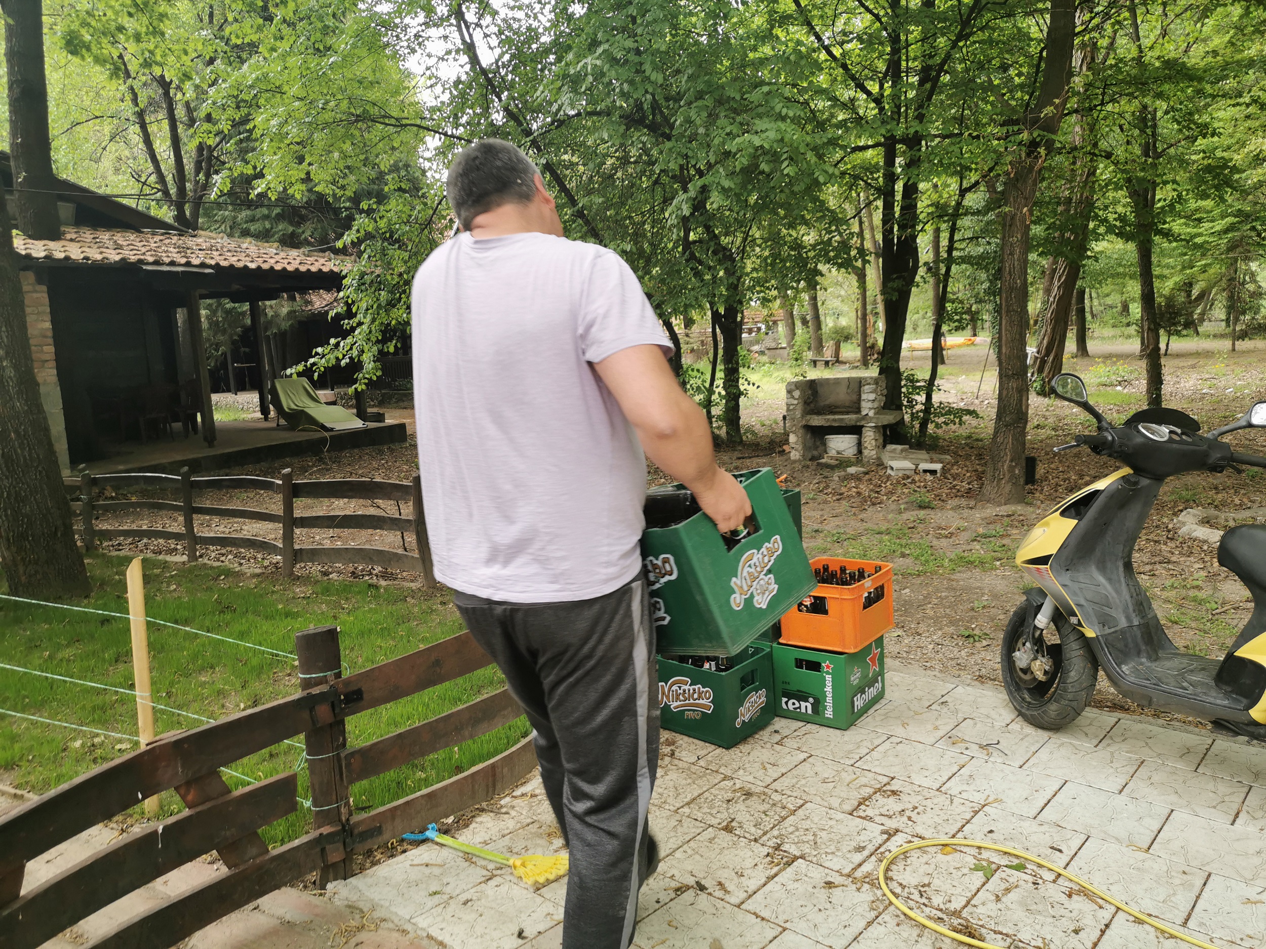 Корона не побеђује српске обичаје: Печено прасе и месо са роштиља и ове године неизбежни у Овчар Бањи (ФОТО)(ВИДЕО)