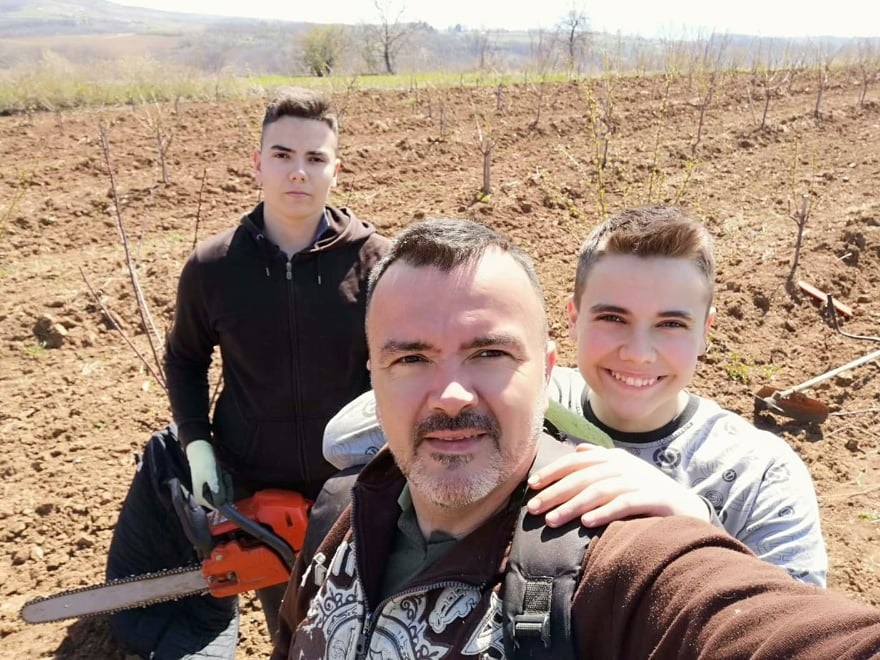 Сима са синовима на њиви, фото: М. Лазаревић