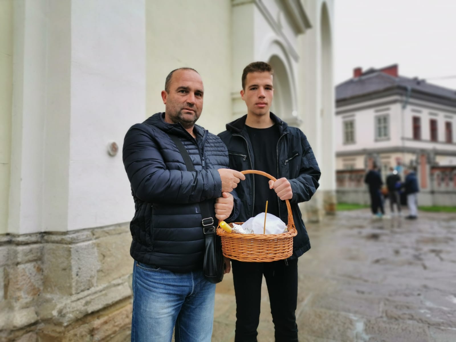 Корона вирус није зауставио велику српску славу: Необичан Ђурђевдан у чачанској цркви - прво дезинфекција, па ломљење колача