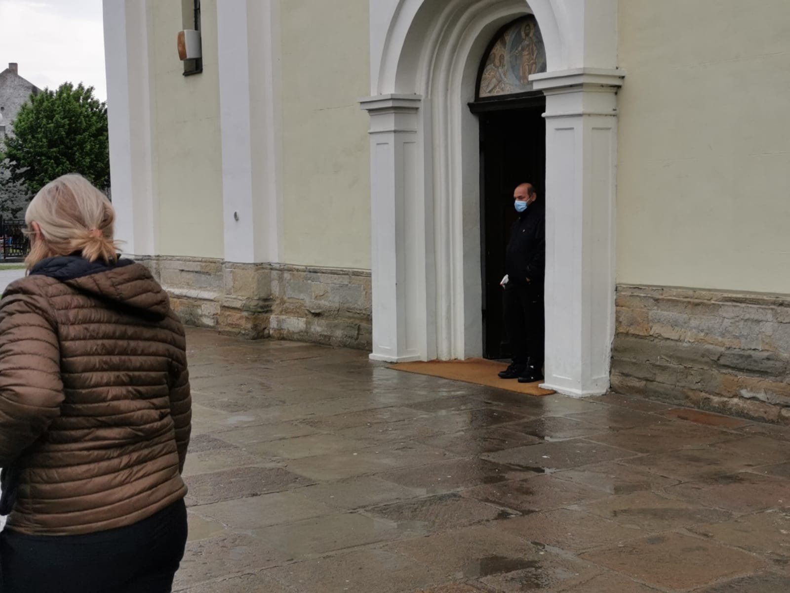 На улазу постављено средтсво за дезинфекцију, фото: РИНА