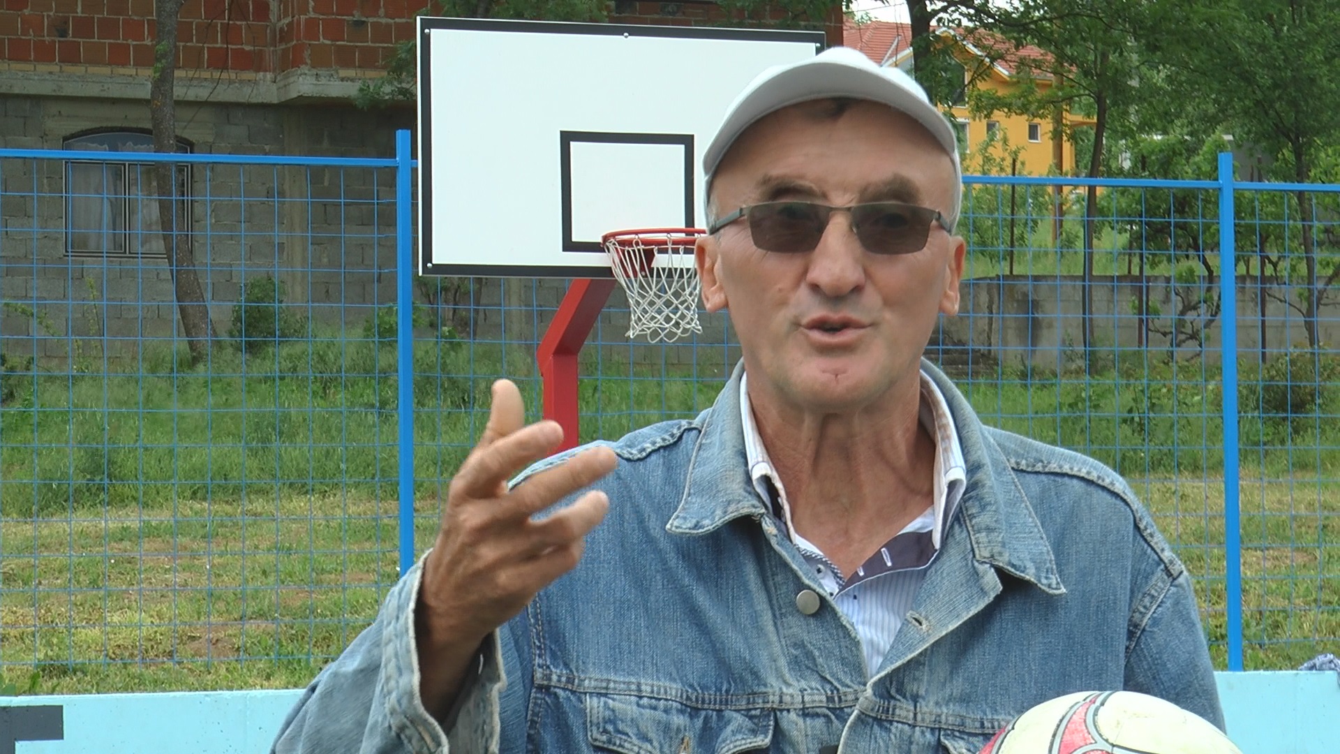 Овај човек у глави има праву фудбалску енциклопедију: Памти имена на хиљаде играча и прве поставке репрезентација (ВИДЕО)