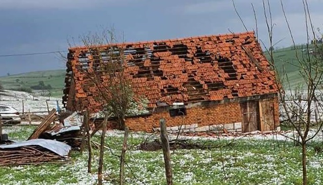 Град величине ораха направио велику материјалну штету/ Фото: РИНА