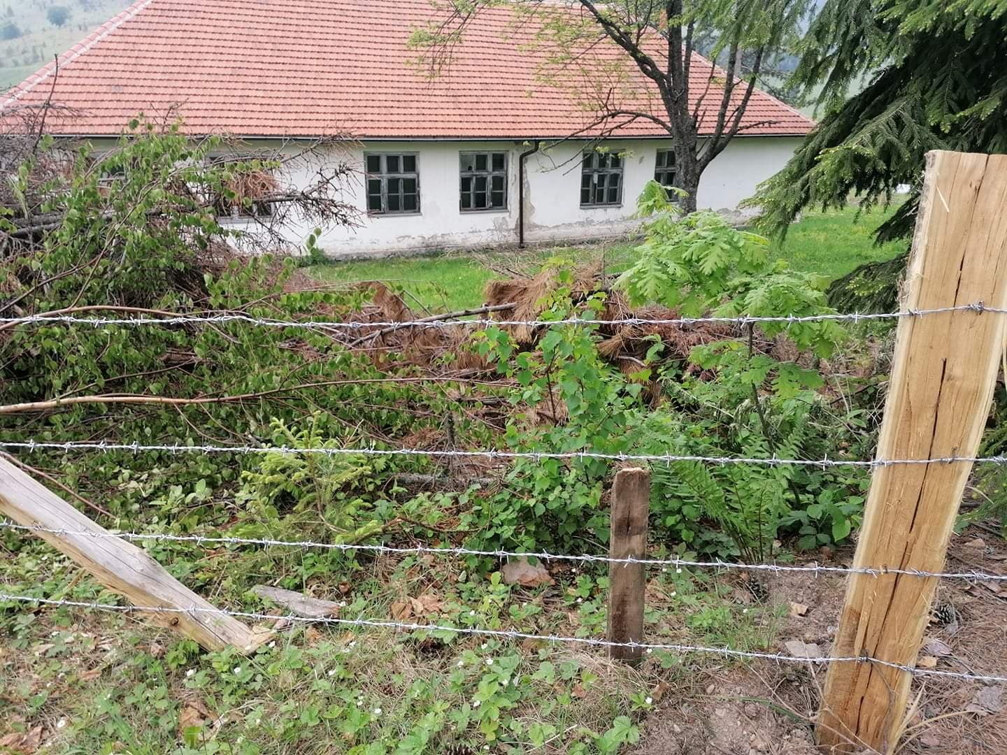Школа ограђена бодљикавом жицом, фото: РИНА